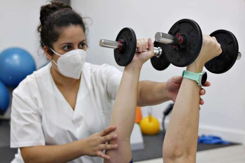 La fisioterapeuta irene García atiende a un paciente/TA.